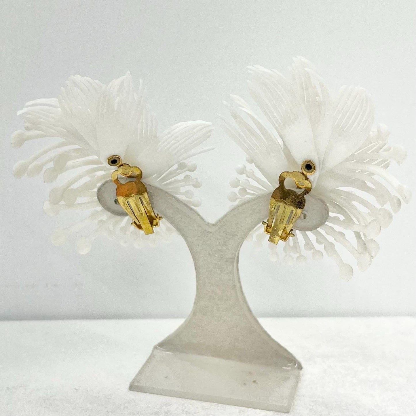 Vintage Large White Plastic Flower Feathered Clip On Earrings 1980’s - 1990’s Light Weight Statement Earrings TheGreenGlassGemShop