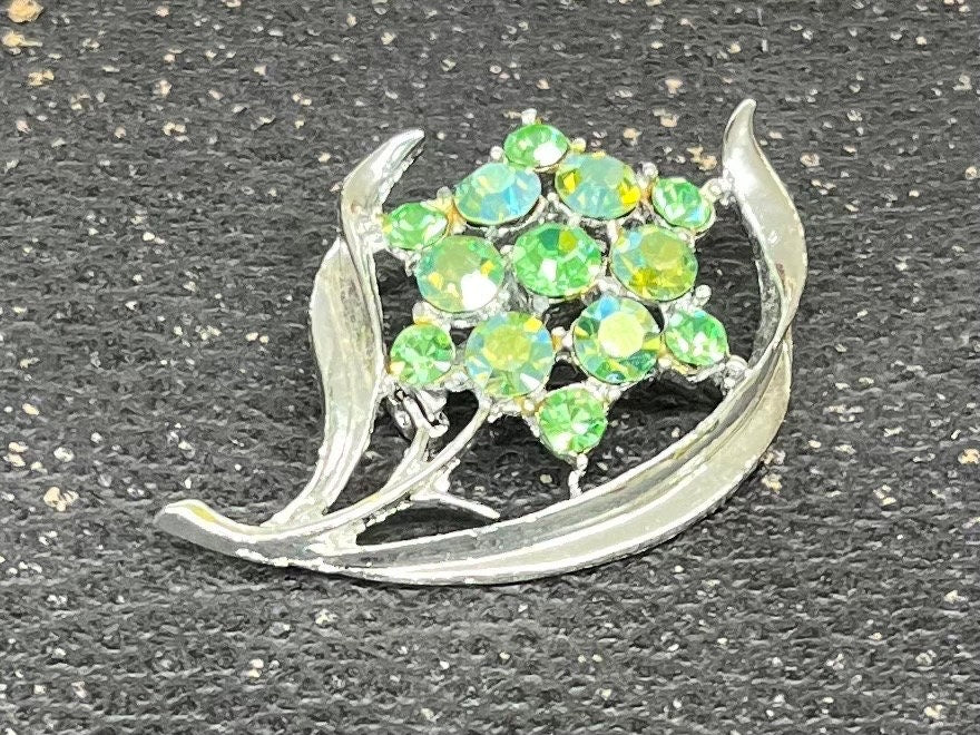 Floral Green Uranium Glass Crystal Daisy Brooch Gold Tone with a UV Reactive Glow UV Jewellery TheGreenGlassGemShop