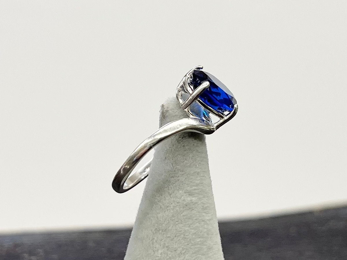 Sterling Silver Cobalt Blue Synthetic Spinel Oval Cut Crystal Twist Ring with a UV Reactive Pink Glow UV Jewellery Size K 1/2 TheGreenGlassGemShop