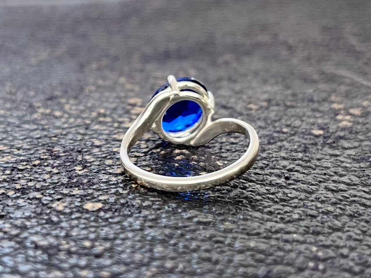 Sterling Silver Cobalt Blue Synthetic Spinel Oval Cut Crystal Twist Ring with a UV Reactive Pink Glow UV Jewellery Size K 1/2 TheGreenGlassGemShop