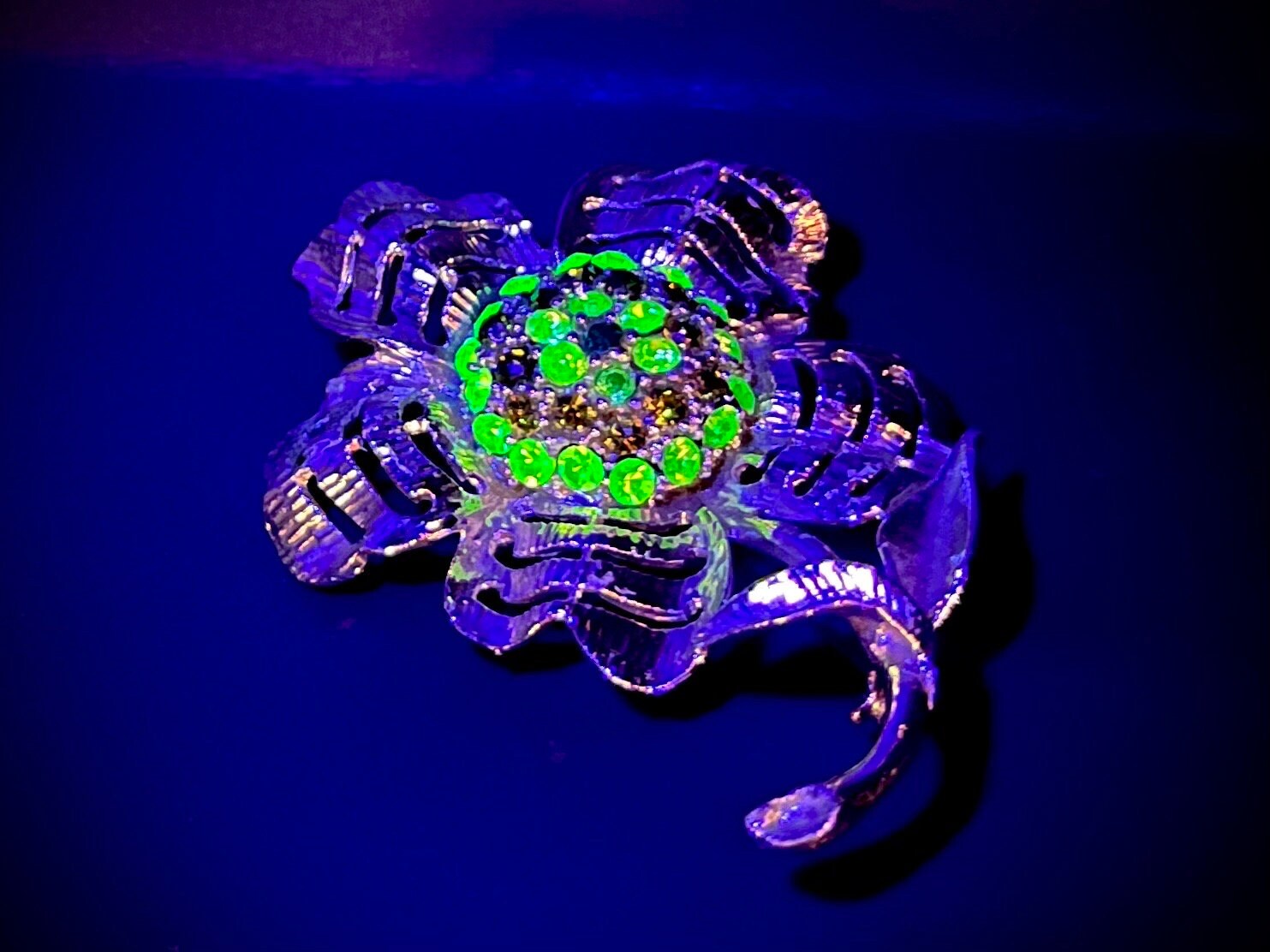 Vintage 1960’s - 1970’s Daisy Brooch with Green Uranium Glass Crystals Silver Plated UV Reactive Glowing Jewellery TheGreenGlassGemShop