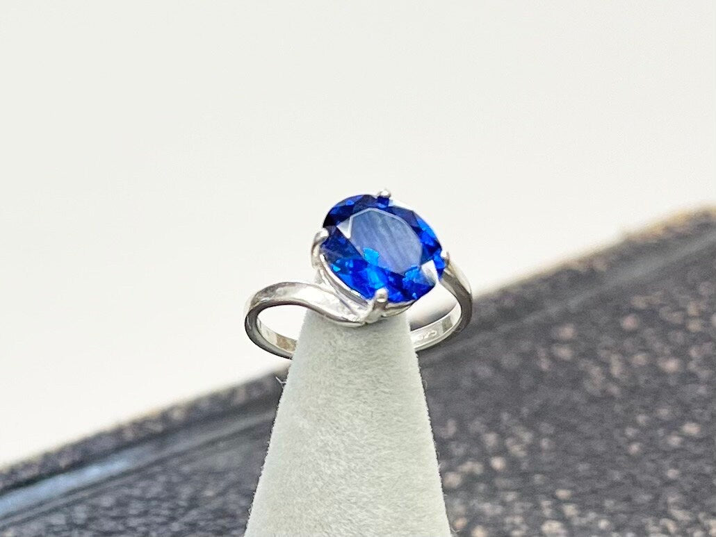 Sterling Silver Cobalt Blue Synthetic Spinel Oval Cut Crystal Twist Ring with a UV Reactive Pink Glow UV Jewellery Size K 1/2 TheGreenGlassGemShop