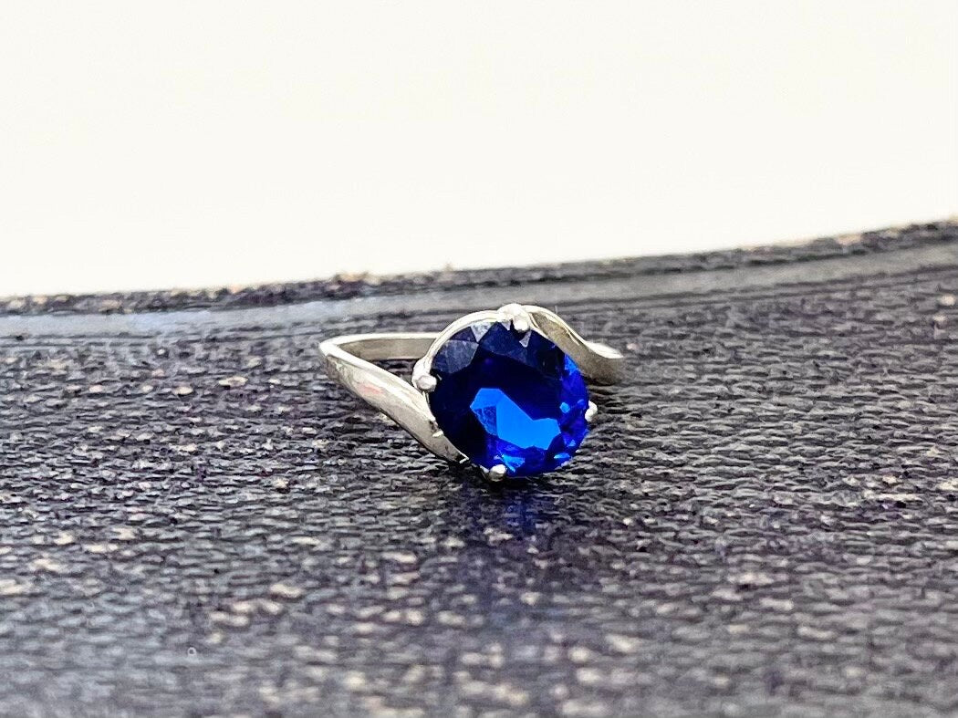 Sterling Silver Cobalt Blue Synthetic Spinel Oval Cut Crystal Twist Ring with a UV Reactive Pink Glow UV Jewellery Size K 1/2 TheGreenGlassGemShop