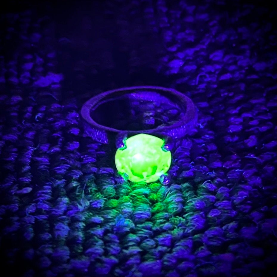 Sterling Silver Uranium Glass Hammered Finish Round Cut Crystal Glass Ring with a UV Reactive Glow UV Jewellery Size uk J or us 5 TheGreenGlassGemShop