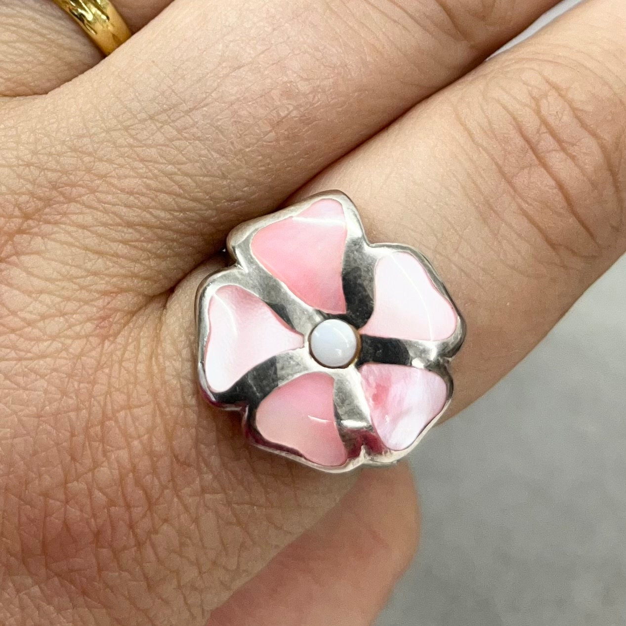 Vintage Mother of Pearl Ring Sterling Silver Pink Flower Design Size UK S / US 9 1/4 TheGreenGlassGemShop