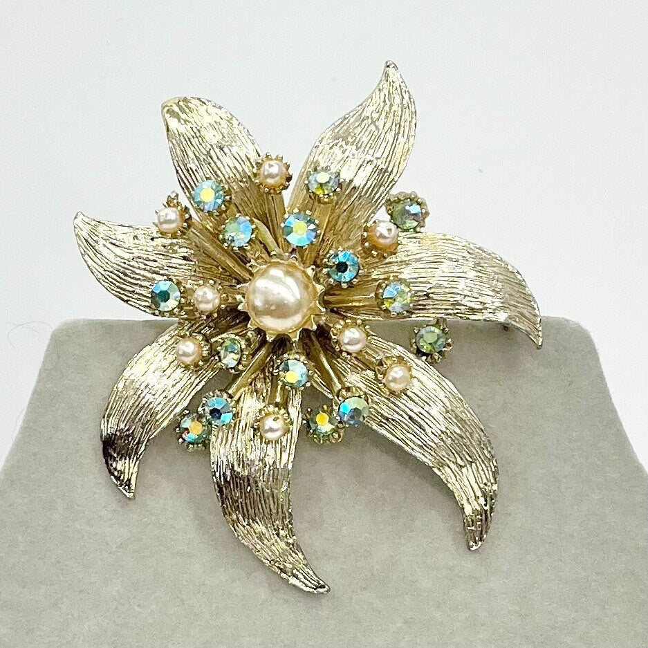 Vintage Aurora Borealis Green Uranium Glass Crystal & Faux Pearl Star Flower Brooch Gold Tone with a UV Reactive Glow UV Jewellery Vintage TheGreenGlassGemShop