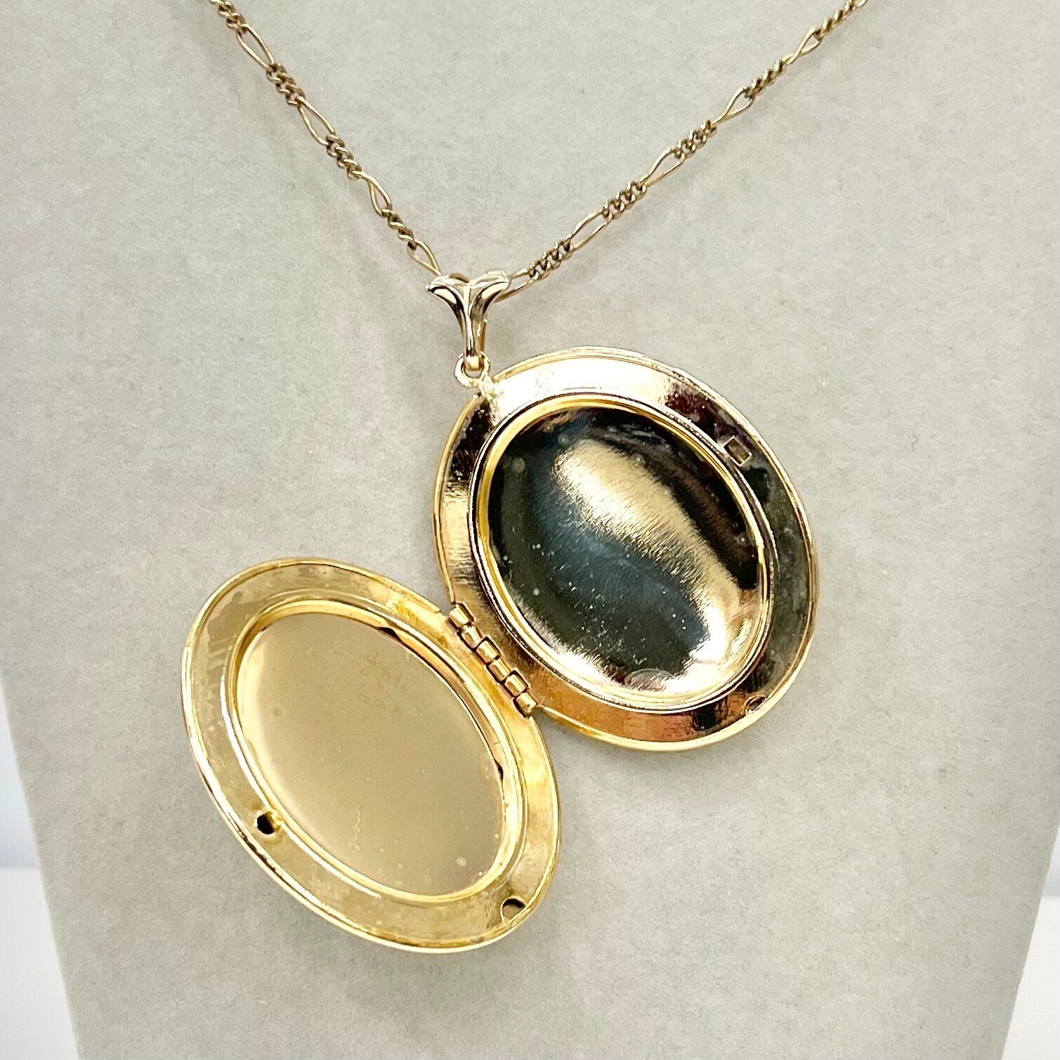 Vintage Victorian Style 1970‘s Gold Tone Oval Floral Cabochon Locket Pendant Necklace on a Rolled Gold 24” Chain TheGreenGlassGemShop