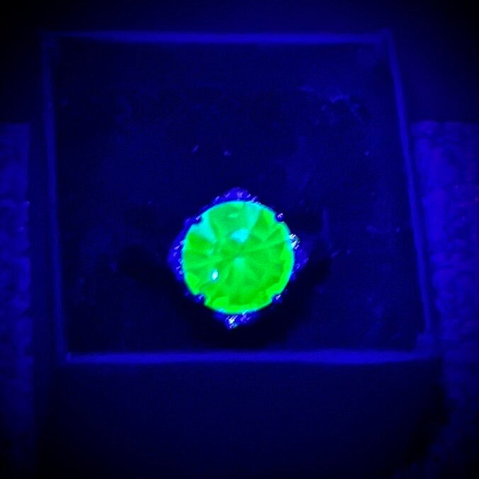 Sterling Silver Uranium Glass Round Cut Crystal Ring with a UV Reactive Glow UV Jewellery Size uk S with a 10.5mm Stone TheGreenGlassGemShop