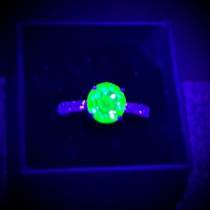 Sterling Silver Uranium Glass Round Cut Crystal Glass Ring with Crystal Shoulders UV Reactive Glow UV Jewellery Size uk R TheGreenGlassGemShop