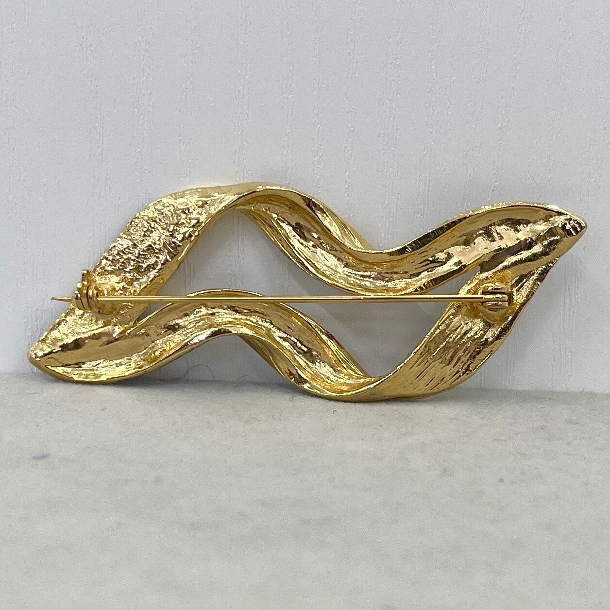 Vintage Purple & Gold Enamel Twisted Ribbon Style Brooch Gold Tone Statement Piece TheGreenGlassGemShop