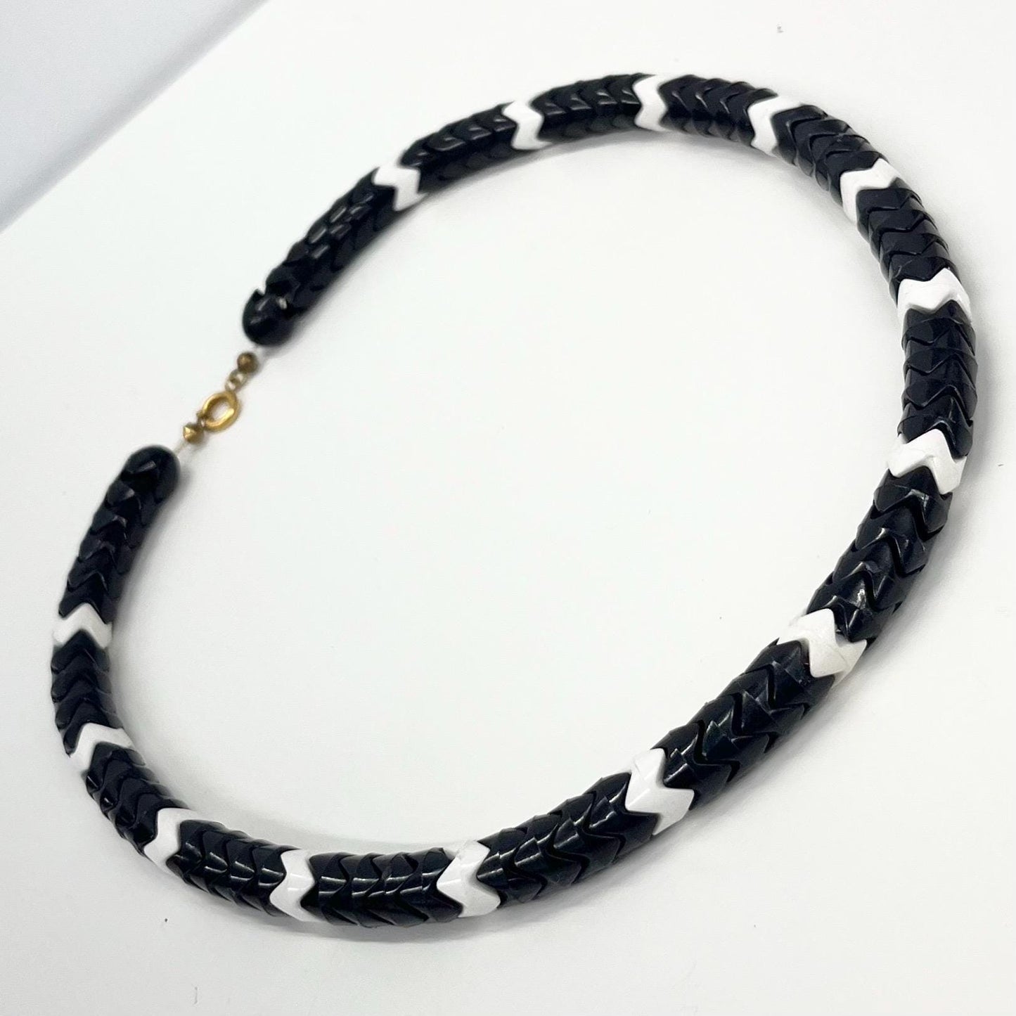 Vintage 1980’s White & Black Acrylic / Lucite / Plastic Zig Zag Bead Necklace 16” Long TheGreenGlassGemShop