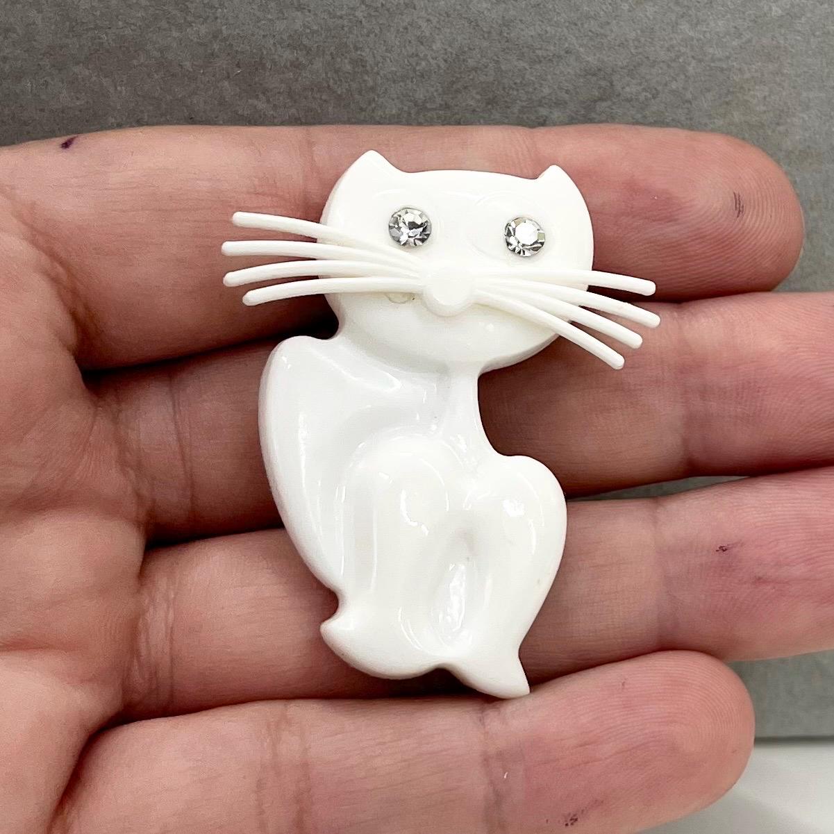 Vintage Plastic / Lucite White Cat Brooch 1980’s Costume Jewellery Piece TheGreenGlassGemShop