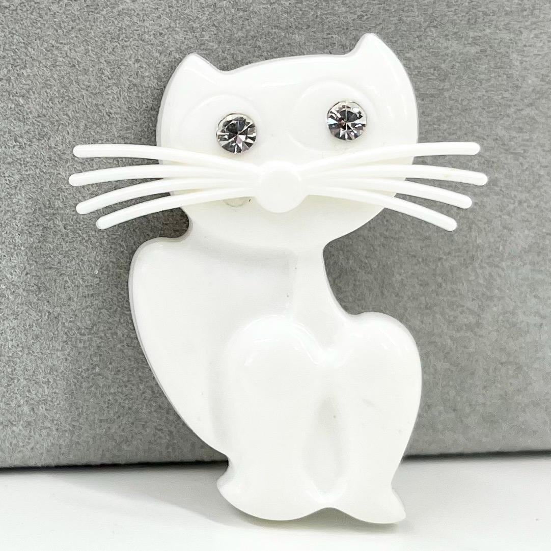 Vintage Plastic / Lucite White Cat Brooch 1980’s Costume Jewellery Piece TheGreenGlassGemShop