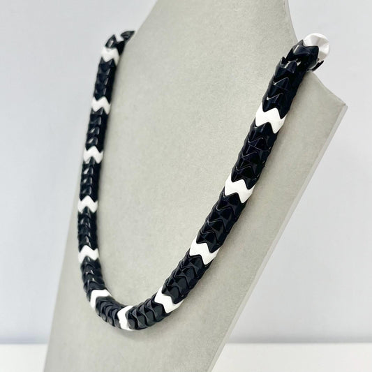 Vintage 1980’s White & Black Acrylic / Lucite / Plastic Zig Zag Bead Necklace 16” Long TheGreenGlassGemShop