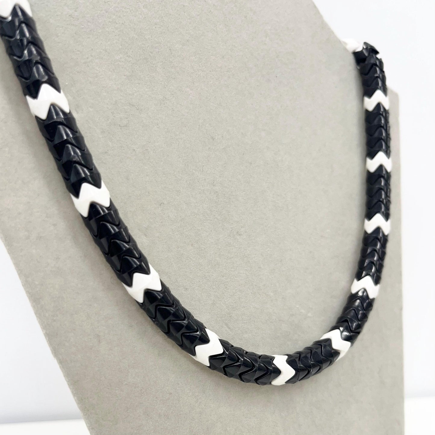 Vintage 1980’s White & Black Acrylic / Lucite / Plastic Zig Zag Bead Necklace 16” Long TheGreenGlassGemShop