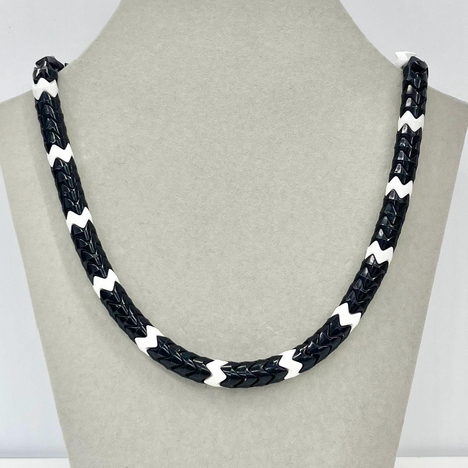 Vintage 1980’s White & Black Acrylic / Lucite / Plastic Zig Zag Bead Necklace 16” Long TheGreenGlassGemShop