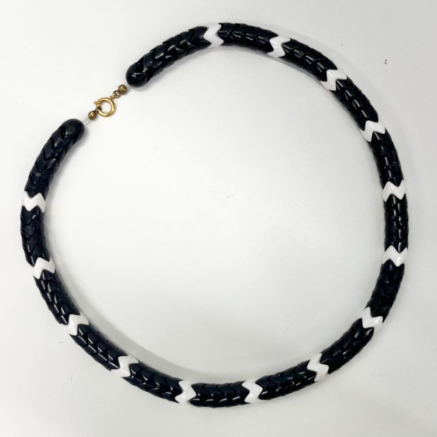 Vintage 1980’s White & Black Acrylic / Lucite / Plastic Zig Zag Bead Necklace 16” Long TheGreenGlassGemShop