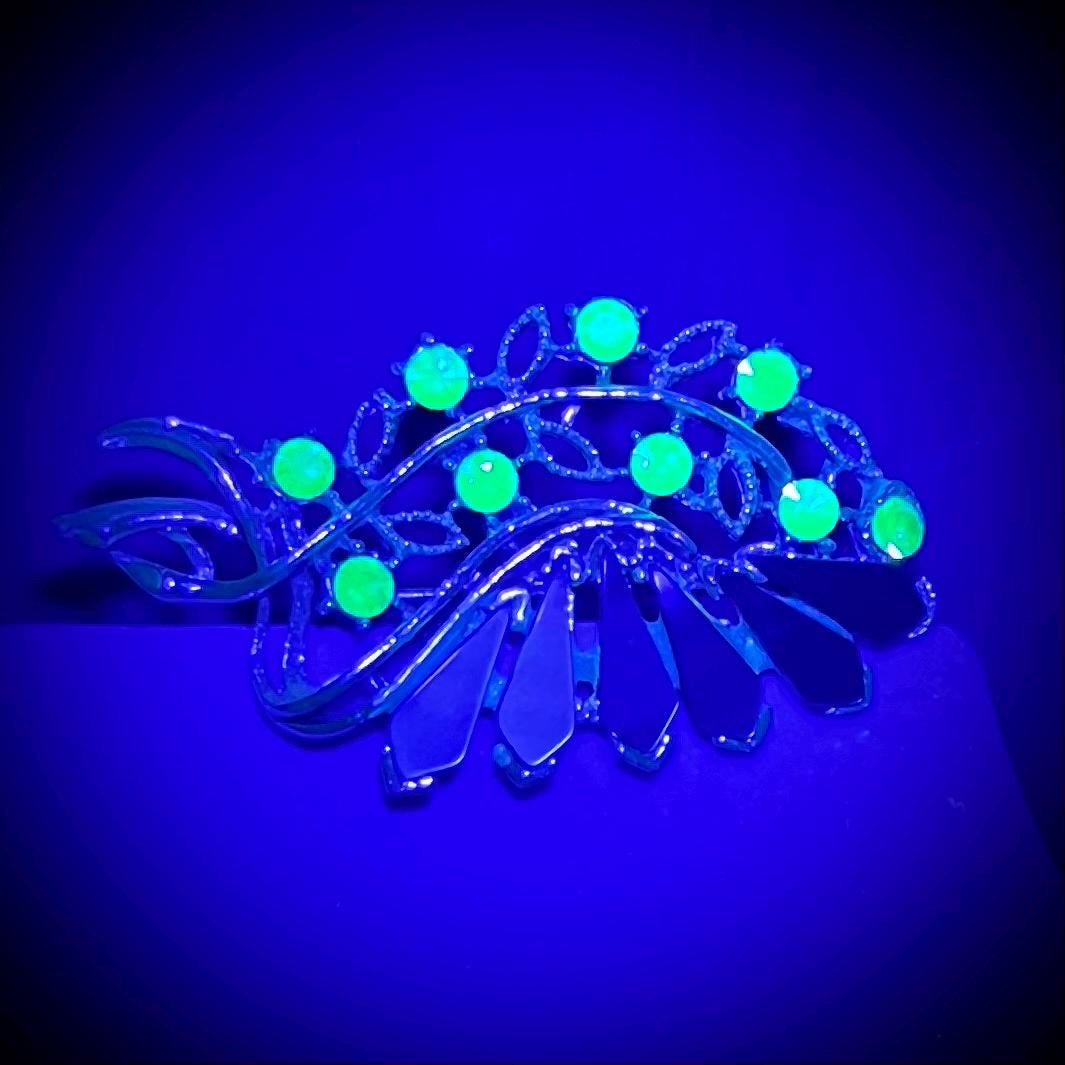 Vintage Green Uranium Glass Crystal Leaf Brooch Gold Tone with a UV Reactive Glow UV Jewellery TheGreenGlassGemShop