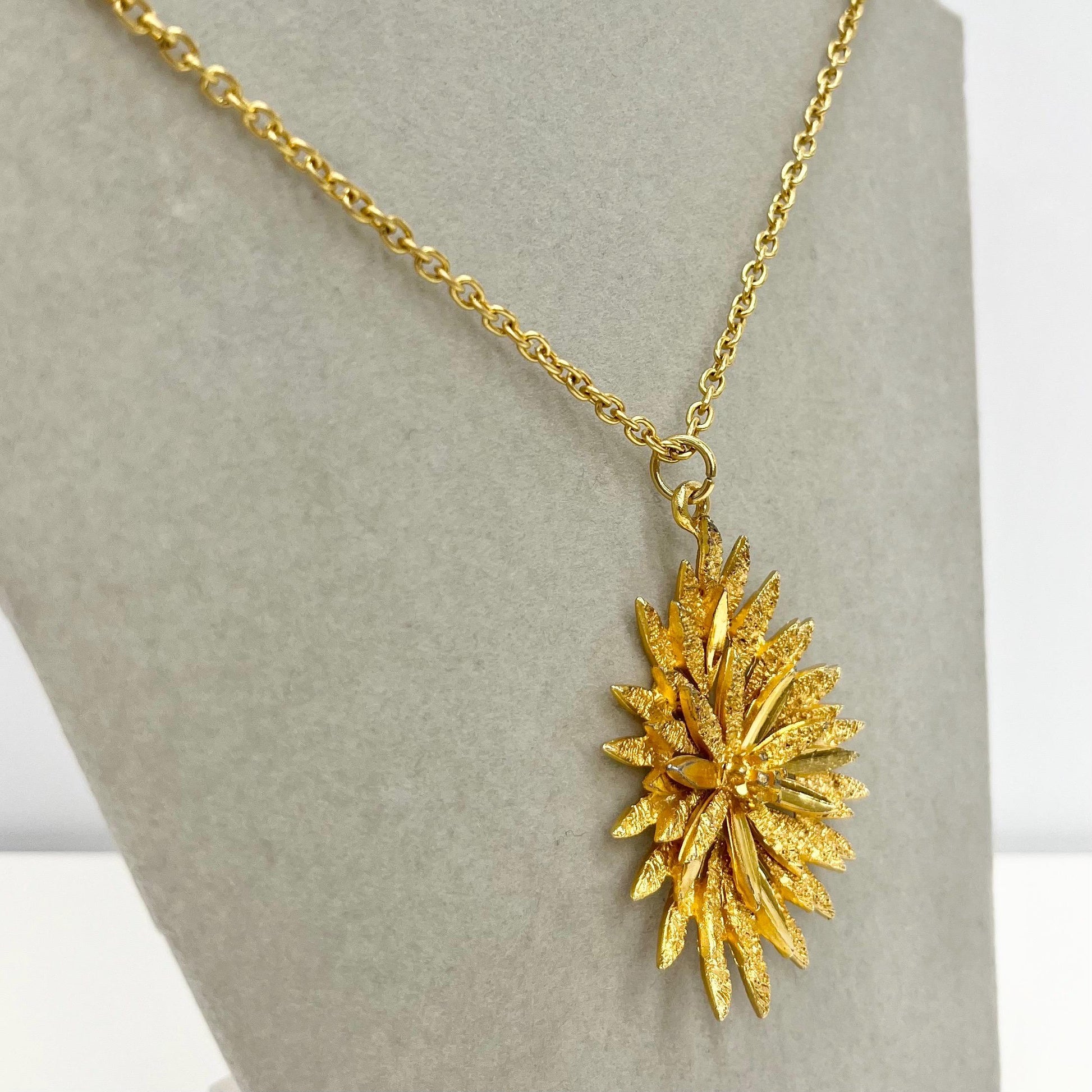 Vintage 1970‘s Gold Plate Brutalist Starburst Pendant Necklace with a 27” Curb Chain TheGreenGlassGemShop