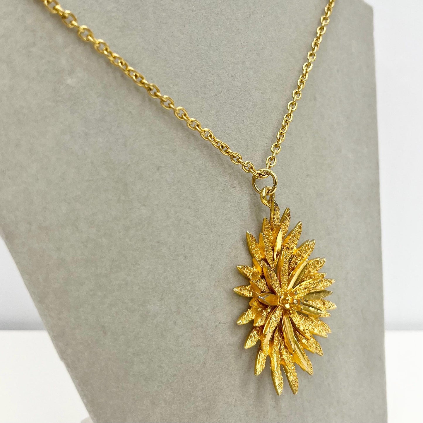 Vintage 1970‘s Gold Plate Brutalist Starburst Pendant Necklace with a 27” Curb Chain TheGreenGlassGemShop