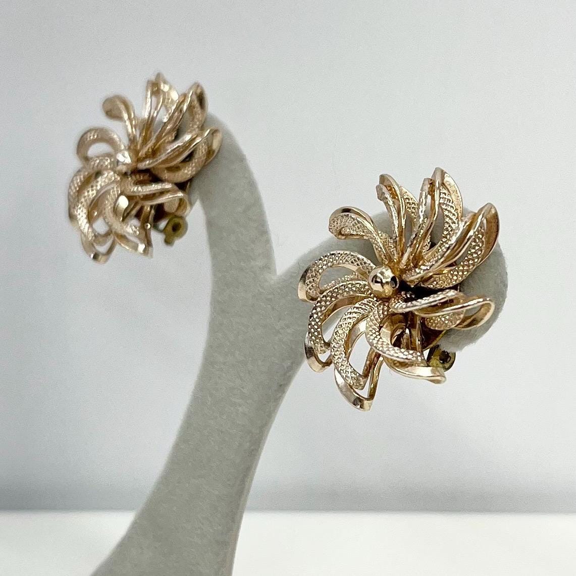 Vintage Gold Tone Round Pinwheel Flower Clip On Earrings Textured Design 1970’s - 1980’s TheGreenGlassGemShop